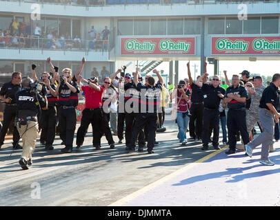 Sett. 26, 2010 - Ennis, Texas, Stati Uniti d'America - Tony Schumacher con i membri del team che celebra la sua ultima vittoria rotonda all'O'Reilly rientrano i cittadini detenuti presso il Texas Motorplex a Ennis, Texas. (Credito Immagine: © Dan Wozniak/Southcreek globale/ZUMApress.com) Foto Stock