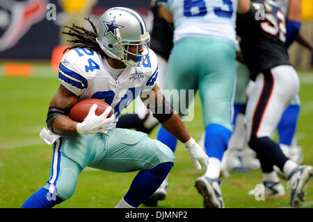 Sett. 26, 2010 - Houston, Texas, Stati Uniti d'America - Dallas Cowboys running back Marion Barber (24) corre attorno alla estremità destra durante il gioco tra i Texans di Houston e Dallas Cowboys. Il cowboy sconfitto i Texans 27-13. (Credito Immagine: © Jerome Miron/Southcreek globale/ZUMApress.com) Foto Stock