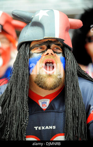 Sett. 26, 2010 - Houston, Texas, Stati Uniti d'America - a Houston Texans acclamazioni della ventola sul suo compagno di squadra durante il gioco tra i Texans di Houston e Dallas Cowboys. Il cowboy sconfitto i Texans 27-13. (Credito Immagine: © Jerome Miron/Southcreek globale/ZUMApress.com) Foto Stock