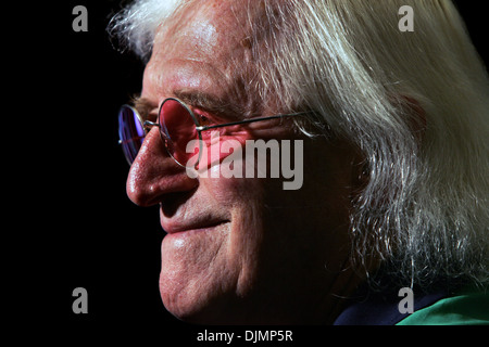 Sir Jimmy Savile OBE fotografato in apertura di una casa di cura in Eaglescliffe, Cleveland. 7/7/2009. Foto Stock