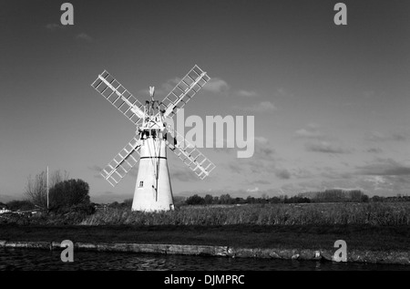 Una vista di Thurne Dyke mulino di drenaggio su Norfolk Broads a Thurne, Norfolk, Inghilterra, Regno Unito. Foto Stock