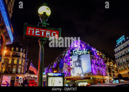 La stazione della metropolitana Chaussée d'Antin - La Fayette e Galeries Lafayette in Boulevard Haussmann a Parigi Francia Foto Stock