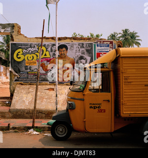 Fotografia documentaria - Bollywood cinema pubblicità a Kochi Cochin in Kerala in India in Asia del Sud. Il kitsch Kitscy Foto Stock