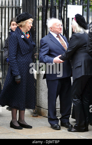 Presidente Michael D Higgins moglie Sabina Higgins gli ospiti in arrivo al funerale artista Louis Le Brocquy a san Patrizio Foto Stock