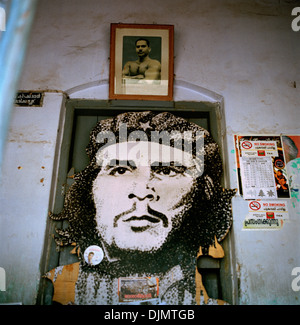 Che Guevara in il comunista sala lettura in Fort Kochi Cochin in Kerala in India del Sud in Asia. Ritratto di cultura politica della Rivoluzione Corsa politico Foto Stock