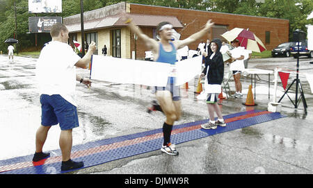 Luglio 24, 2010 - Davenport, Iowa, U.S. - Eric White, della Valle di carbone Illinois ha vinto gli uomini della divisione dei tempi Quad-City QuickBix7. Foto: Rashah McChesney hanno/Quad-City volte (credito Immagine: © Rashah Mcchesney hanno/Quad-City volte/ZUMAPRESS.com) Foto Stock