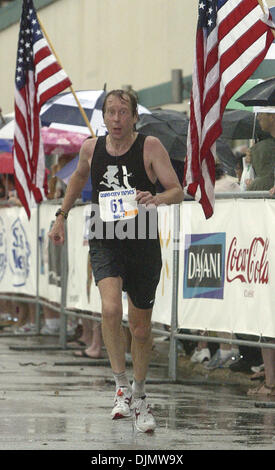 Luglio 24, 2010 - Davenport, Iowa, U.S. - Bill Rogers entra in linea del traguardo, 24 luglio 2010 durante la Bix. (Credito Immagine: © Giovanni Schultz/Quad-City volte/ZUMAPRESS.com) Foto Stock