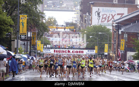 Luglio 24, 2010 - Davenport, Iowa, U.S. - Guide head up Brady Street, Sabato 24 Luglio, 2010. (Credito Immagine: © Giovanni Schultz/Quad-City volte/ZUMAPRESS.com) Foto Stock