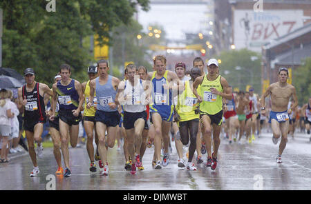 Luglio 24, 2010 - Davenport, Iowa, U.S. - Portare il pacco raggiunge la cima di Brady Street, sabato 24 luglio 2010, durante i tempi Quad-City Bix gara 7. (Credito Immagine: © Giovanni Schultz/Quad-City volte/ZUMAPRESS.com) Foto Stock