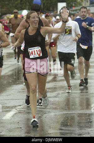 Luglio 24, 2010 - Davenport, Iowa, U.S. - Erin Lago da DeWitt onde ai fan come lei ottiene pronto per attraversare la linea del traguardo, sabato 24 luglio 2010, durante il 2010 Bix. (Credito Immagine: © Giovanni Schultz/Quad-City volte/ZUMAPRESS.com) Foto Stock