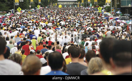 Luglio 24, 2010 - Davenport, Iowa, U.S. - Sotto una leggera pioggia i partecipanti fanno la loro strada fino Brady San all'inizio del 2010 BIX7. (Credito Immagine: © Kevin E. Schmidt/Quad-City volte/ZUMAPRESS.com) Foto Stock