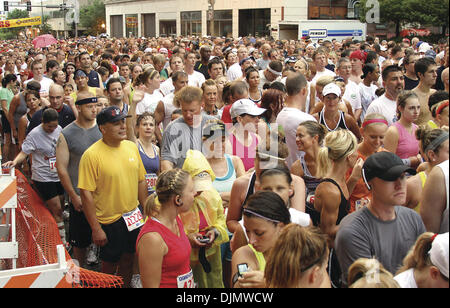 Luglio 24, 2010 - Davenport, Iowa, U.S. - Sotto una leggera pioggia partecipanti attendere l'inizio del 2010 BIX7. (Credito Immagine: © Kevin E. Schmidt/Quad-City volte/ZUMAPRESS.com) Foto Stock