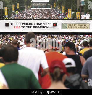 Luglio 24, 2010 - Davenport, Iowa, U.S. - Sotto una leggera pioggia i partecipanti fanno la loro strada fino Brady San all'inizio del 2010 BIX7. (Credito Immagine: © Kevin E. Schmidt/Quad-City volte/ZUMAPRESS.com) Foto Stock