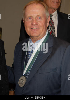 Sep 27, 2010 - New York New York, Stati Uniti - American professional golfer Jack Nicklaus in occasione del venticinquesimo anniversario del grande sport leggende la cena al Waldorf Astoria di New York. (Credito Immagine: © Jeffrey Geller/ZUMApress.com) Foto Stock