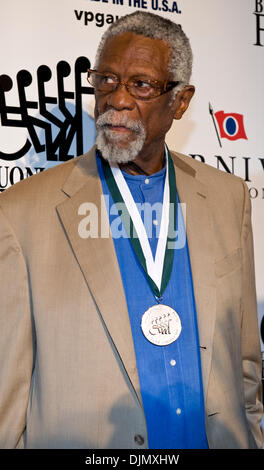 Sett. 27, 2010 - New York, NY, STATI UNITI D'AMERICA - BILL RUSSELL alla venticinquesima edizione del grande sport si presta a cena, che beneficia del Fondo Buoniconti per curare la paralisi, al Waldorf Astoria Hotel. Questo anno di honorees sono Willie Mays, Bill Russell, Michael Irvin, Dan Marino, Annika Sorenstam, Brian Leetch, Ignacio ''Nacho'' Figueras, Laird Hamilton e Calvin Borel.(Immagine di credito: © Brian Cahn/ZUMA Foto Stock