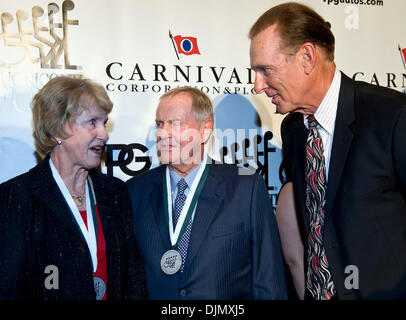 Sett. 27, 2010 - New York, NY, STATI UNITI D'AMERICA - BARBARA NICKLAUS, Jack Nicklaus e Rick BARRY alla venticinquesima edizione del grande sport si presta a cena, che beneficia del Fondo Buoniconti per curare la paralisi, al Waldorf Astoria Hotel. Questo anno di honorees sono Willie Mays, Bill Russell, Michael Irvin, Dan Marino, Annika Sorenstam, Brian Leetch, Ignacio ''Nacho'' Figueras, Laird Hamilton e Calvin alesaggio Foto Stock