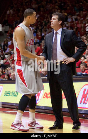 Università del Nuovo Messico guard/avanti Darington Hobson (1) schiaffi Lobo capo allenatore Steve Alford mano dopo aver apportato un impressionante eseguire gettato del Cowboy di difesa. #12 Università di New Mexico ha dominato la University of Wyoming 61-83 al Pitt in Albuquerque, Nuovo Messico. (Credito Immagine: © lunga Nuygen/Southcreek globale/ZUMApress.com) Foto Stock