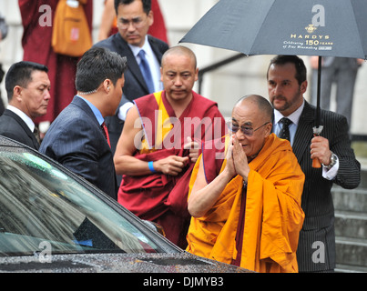 Sua Santità il Dalai Lama arriva alla Cattedrale di St Paul per ricevere il Premio Templeton Londra Inghilterra - 14.05.12 Foto Stock