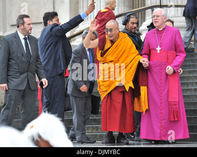 Sua Santità il Dalai Lama arriva alla Cattedrale di St Paul per ricevere il Premio Templeton Londra Inghilterra - 14.05.12 Foto Stock