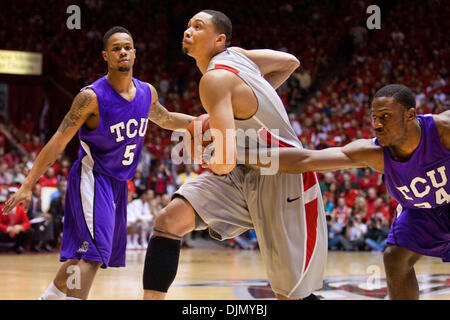 Università del Nuovo Messico avanti/ guard Darington Hobson (1) aziona la gettò la rana cornuta di difesa. #8 università del New Mexico beat Texas Christian University 66-73 in corrispondenza della fossa in Albuquerque, NM. Il Lobos hanno vinto il loro xiv stretto gioco dopo aver battuto il cornuto rane. (Credito Immagine: © lunga Nuygen/Southcreek globale/ZUMApress.com) Foto Stock