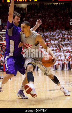 Università del Nuovo Messico avanti/ guard Darington Hobson (1) passaggi gettò in avanti TCU Edvinas Ruzgas (13). #8 università del New Mexico beat Texas Christian University 66-73 in corrispondenza della fossa in Albuquerque, NM. Il Lobos hanno vinto il loro xiv stretto gioco dopo aver battuto il cornuto rane. (Credito Immagine: © lunga Nuygen/Southcreek globale/ZUMApress.com) Foto Stock