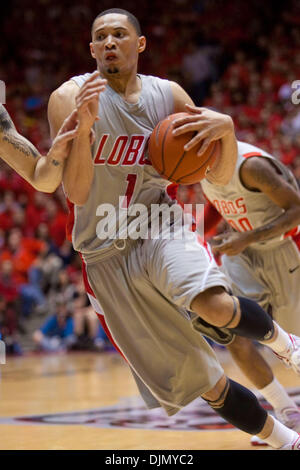 Università del Nuovo Messico avanti/ guard Darington Hobson (1) tessitura in entrata e in uscita verso il canestro. #8 università del New Mexico beat Texas Christian University 66-73 in corrispondenza della fossa in Albuquerque, NM. Il Lobos hanno vinto il loro xiv stretto gioco dopo aver battuto il cornuto rane. (Credito Immagine: © lunga Nuygen/Southcreek globale/ZUMApress.com) Foto Stock