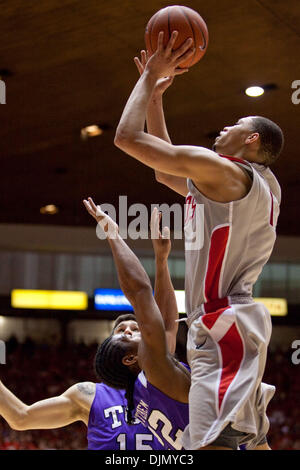 Università del Nuovo Messico avanti/ guard Darington Hobson (1), mette la palla in alto per due punti. #8 università del New Mexico beat Texas Christian University 66-73 in corrispondenza della fossa in Albuquerque, NM. Il Lobos hanno vinto il loro xiv stretto gioco dopo aver battuto il cornuto rane. (Credito Immagine: © lunga Nuygen/Southcreek globale/ZUMApress.com) Foto Stock