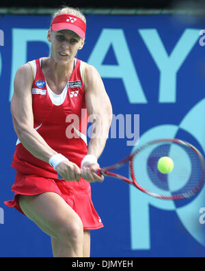 Settembre 29, 2010 - Tokyo, Giappone - Elena DEMENTIEVA della Russia restituisce un colpo contro F. Pennetta dell Italia durante il Pan Pacific Open Tennis Tournament ad Ariake Colosseum a Tokyo in Giappone. (Credito Immagine: © Junko Kimura/Jana/ZUMApress.com) Foto Stock