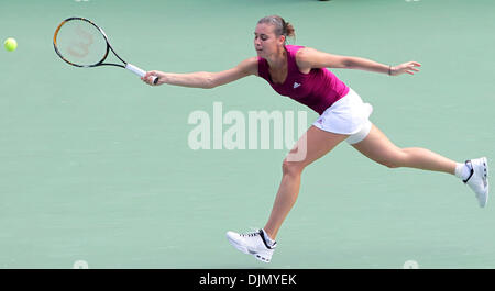 Settembre 29, 2010 - Tokyo, Giappone - Flavia PENNETTA di Italia restituisce un colpo contro E. Dementieva della Russia durante il Pan Pacific Open Tennis Tournament ad Ariake Colosseum a Tokyo in Giappone. (Credito Immagine: © Junko Kimura/Jana/ZUMApress.com) Foto Stock