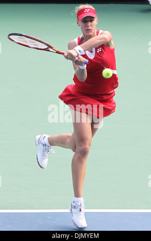 Settembre 29, 2010 - Tokyo, Giappone - Elena DEMENTIEVA della Russia restituisce un colpo contro F. Pennetta dell Italia durante il Pan Pacific Open Tennis Tournament ad Ariake Colosseum a Tokyo in Giappone. (Credito Immagine: © Junko Kimura/Jana/ZUMApress.com) Foto Stock