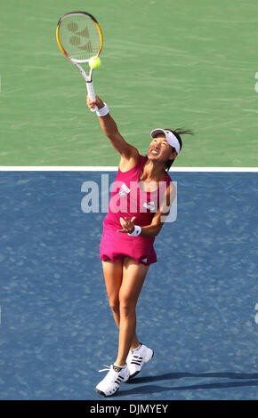 Settembre 29, 2010 - Tokyo, Giappone - KIMIKO DATE KRUMM del Giappone serve contro F. Schiavone dell Italia durante il Pan Pacific Open Tennis Tournament ad Ariake Colosseum a Tokyo in Giappone. (Credito Immagine: © Junko Kimura/Jana/ZUMApress.com) Foto Stock