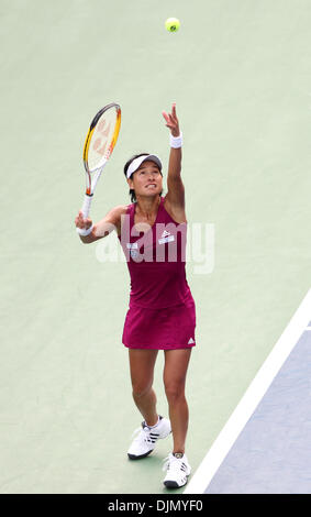 Settembre 29, 2010 - Tokyo, Giappone - KIMIKO DATE KRUMM del Giappone serve contro F. Schiavone dell Italia durante il Pan Pacific Open Tennis Tournament ad Ariake Colosseum a Tokyo in Giappone. (Credito Immagine: © Junko Kimura/Jana/ZUMApress.com) Foto Stock