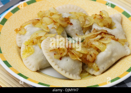 Gnocchi polacco guarnito con cipolle fritte Foto Stock