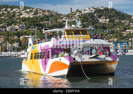 Un tour con una barca dal fondo di vetro è una popolare attrazione turistica. Qui arrivando a Puerto Andratx dopo una gita in mare. Foto Stock