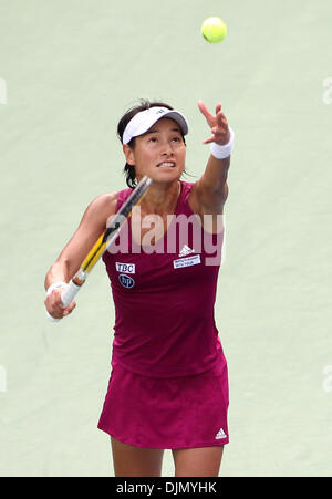 Settembre 29, 2010 - Tokyo, Giappone - KIMIKO DATE KRUMM del Giappone serve contro F. Schiavone dell Italia durante il Pan Pacific Open Tennis Tournament ad Ariake Colosseum a Tokyo in Giappone. (Credito Immagine: © Junko Kimura/Jana/ZUMApress.com) Foto Stock