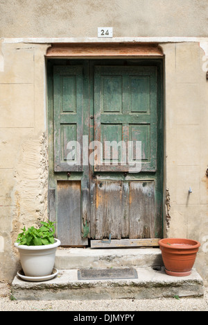 Vecchia porta a spiovente con vernice di affievolimento in Chateauneuf du Pape, Francia, Europa Foto Stock