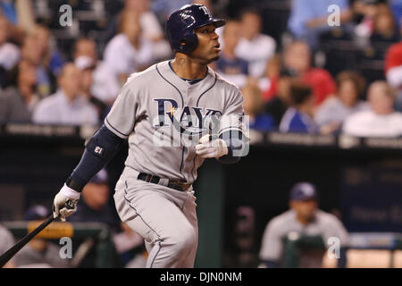 Sett. 30, 2010 - Kansas City, Missouri, Stati Uniti d'America - Tampa Bay Rays sinistra fielder Carl Crawford (13) lancia un assolo home run giovedì durante la partita di baseball, tra il Kansas City Royals e il Tampa Bay Rays presso Kauffman Stadium di Kansas City, Missouri. Il Royals ha sconfitto i raggi 3-2. (Credito Immagine: © James Allison/Southcreek globale/ZUMApress.com) Foto Stock