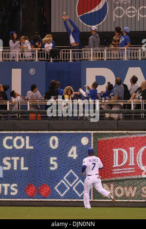 Sett. 30, 2010 - Kansas City, Missouri, Stati Uniti d'America - Tampa Bay Rays sinistra fielder Carl Crawford (13) lancia un assolo home run al campo a destra durante il giovedì la partita di baseball, tra il Kansas City Royals e il Tampa Bay Rays presso Kauffman Stadium di Kansas City, Missouri. Il Royals ha sconfitto i raggi 3-2. (Credito Immagine: © James Allison/Southcreek globale/ZUMApress.com) Foto Stock