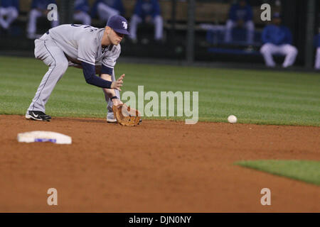 Sett. 30, 2010 - Kansas City, Missouri, Stati Uniti d'America - Tampa Bay Rays secondo baseman Reid Brignac (15) campi una massa morbida palla in ottavo inning durante il giovedì la partita di baseball, tra il Kansas City Royals e il Tampa Bay Rays presso Kauffman Stadium di Kansas City, Missouri. Il Royals ha sconfitto i raggi 3-2. (Credito Immagine: © James Allison/Southcreek globale/ZUMApress Foto Stock