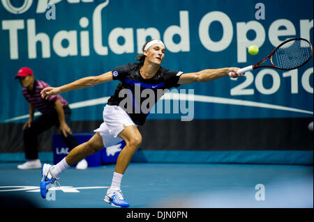 Sett. 30, 2010 - Bangkok, Thailandia - RUBEN BEMELMANS del Belgio svolge un diretti nella sua seconda partita contro Rafael Nadal di Spagna durante il giorno sei del 2010 ATP Thailandia Open Tennis Tournament corrispondono a IMPACT Arena. (Credito Immagine: © Natthawat Wongrat/ZUMApress.com) Foto Stock