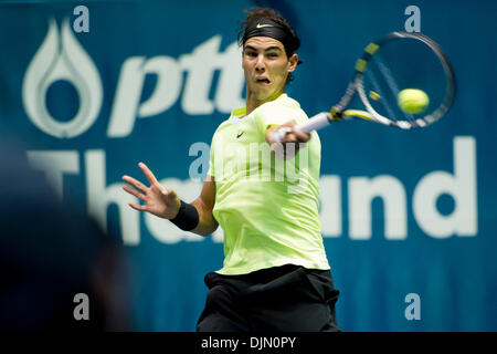 Sett. 30, 2010 - Bangkok, Thailandia - Rafael Nadal di Spagna svolge un diretti nella sua seconda partita contro Ruben Bemelmans del Belgio durante il giorno sei del 2010 ATP Thailandia Open Tennis Tournament corrispondono a IMPACT Arena. (Credito Immagine: © Natthawat Wongrat/ZUMApress.com) Foto Stock