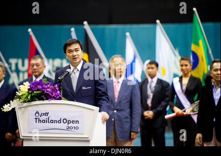 Sett. 30, 2010 - Bangkok, Thailandia - Thailandia Il Primo Ministro Abhisit Vejjajiva (L) parla durante una cerimonia di apertura il giorno sesto del 2010 ATP Thailandia Open Tennis Tournament corrispondono a IMPACT Arena. (Credito Immagine: © Natthawat Wongrat/ZUMApress.com) Foto Stock