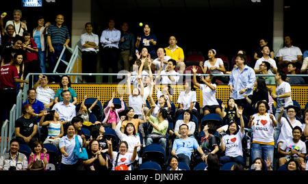 Sett. 30, 2010 - Bangkok, Thailandia - spettatori tentare di afferrare una palla da tennis servita dalla Thailandia il Primo Ministro Abhisit Vejjajiva durante il giorno sei del 2010 ATP Thailandia Open Tennis Tournament corrispondono a IMPACT Arena. (Credito Immagine: © Natthawat Wongrat/ZUMApress.com) Foto Stock