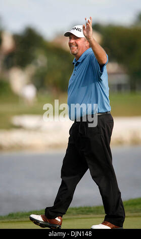 Mar 01, 2008 - Palm Beach Gardens, Florida, Stati Uniti d'America - MARK CALCAVECCHIA onde per un tifo folla dopo la finitura sul diciottesimo foro. Calcavecchia finito in una a tre vie tirante per la prima con 6-sotto-par dopo tre giorni. Il terzo round del 2008 Honda oro classico Pro-Am il 1 marzo 2008. (Credito Immagine: © J. Gwendolynne Berry/Palm Beach post/ZUMA Premere) Restrizioni: * USA tabloid R Foto Stock