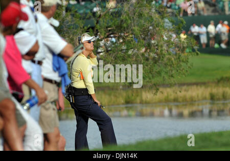 Mar 01, 2008 - Palm Beach Gardens, Florida, Stati Uniti d'America - Dottie Pepper (cq) un analista sul NBC Sport golf anche un residente di Giove gode del meteo xvii verde. (Credito Immagine: © Steve Mitchell/Palm Beach post/ZUMA Premere) Restrizioni: * USA Tabloid diritti * Foto Stock