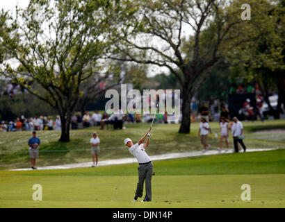 Mar 01, 2008 - Palm Beach Gardens, Florida, Stati Uniti d'America - MATT JONES spinge la sua palla verso il nono verde. Jones ha finito in una a tre vie tirante per la prima con 6-sotto-par dopo tre giorni. Il terzo round del 2008 Honda oro classico Pro-Am. (Credito Immagine: © J. Gwendolynne Berry/Palm Beach post/ZUMA Premere) Restrizioni: * USA Tabloid diritti * Foto Stock