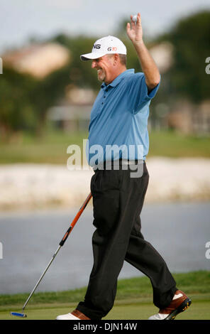 Mar 01, 2008 - Palm Beach Gardens, Florida, Stati Uniti d'America - MARK CALCAVECCHIA onde per un tifo folla dopo aver finito il suo turno in una a tre vie tirante per primo. Il terzo round del 2008 Honda oro classico Pro-Am. (Credito Immagine: © J. Gwendolynne Berry/Palm Beach post/ZUMA Premere) Restrizioni: * USA Tabloid diritti * Foto Stock