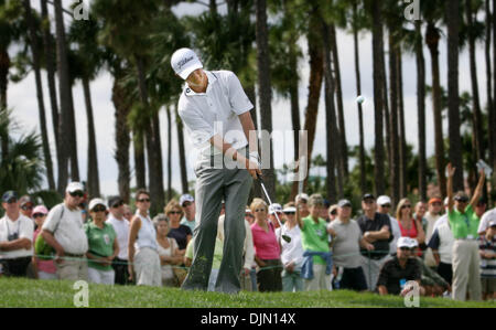 Mar 01, 2008 - Palm Beach Gardens, Florida, Stati Uniti d'America - MATT JONES chips la sua palla sul 3° verde. Jones ha finito in una a tre vie tirante per la prima con 6-sotto-par dopo tre giorni. Il terzo round del 2008 Honda oro classico Pro-Am. (Credito Immagine: © J. Gwendolynne Berry/Palm Beach post/ZUMA Premere) Restrizioni: * USA Tabloid diritti * Foto Stock