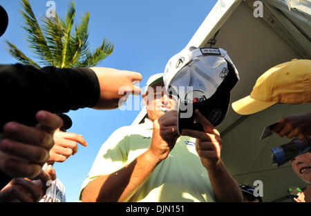 Mar 01, 2008 - Palm Beach Gardens, Florida, Stati Uniti d'America - Ernie Els firma autografi dopo la riproduzione di Robert Allenby durante il round finale della Honda Classic presso il PGA National. (Credito Immagine: © J. Gwendolynne Berry/Palm Beach post/ZUMA Premere) Restrizioni: * USA Tabloid diritti * Foto Stock