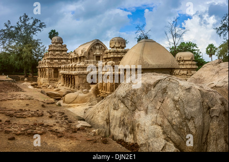 Cinque Rathas, monolitico antiche sculture in pietra, fotografati dopo una pesante pioggia tempesta a Mamallapuram, Tamil Nadu, India. Foto Stock